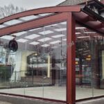 zadaszenie ogr&oacute;dka gastronomicznego, zadaszenie z drewna, zadaszenie z poliwęglanu, zadaszenie tarasu z drewna, nowoczesne zadaszenie tarasu , szklenia przesuwne, szklenia stałe , szyby przesuwne