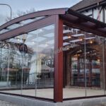 zadaszenie ogr&oacute;dka gastronomicznego, zadaszenie z drewna, zadaszenie z poliwęglanu, zadaszenie tarasu z drewna, nowoczesne zadaszenie tarasu