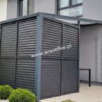 Akuminiowe-zadaszenie-tarasu-z-sciankami-zaluzjowymi