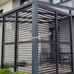 Akuminiowe-zadaszenie-tarasu-z-sciankami-zaluzjowymi