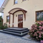 Zadaszenie wejścia ze ścianką boczną model RADIAN