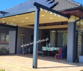 Pergola RS 1300 Flat wykonana na wymiar w Dołujach, z otwieranym dachem membranowym i poziomą linią konstrukcji.Pergola RS 1300 Flat wykonana na wymiar w Dołujach, z otwieranym dachem membranowym i poziomą linią konstrukcji. Pergola z otwieranym dachem RS 1300 Flat – Dołuje