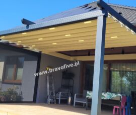 Pergola RS 1300 Flat przy domu w Dołujach – aluminiowa konstrukcja z otwieranym dachem membranowym.Pergola RS 1300 Flat przy domu w Dołujach – aluminiowa konstrukcja z otwieranym dachem membranowym. Pergola tarasowa RS 1300 Flat – realizacja Dołuje