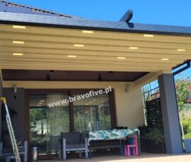Pergola RS 1300 Flat w Dołujach z otwieranym dachem membranowym, oświetleniem LED ze ściemniaczem i boczną roletą ZIIP.Pergola RS 1300 Flat w Dołujach z otwieranym dachem membranowym, oświetleniem LED ze ściemniaczem i boczną roletą ZIIP. Pergola z otwieranym dachem membranowym RS 1300 Flat – Dołuje